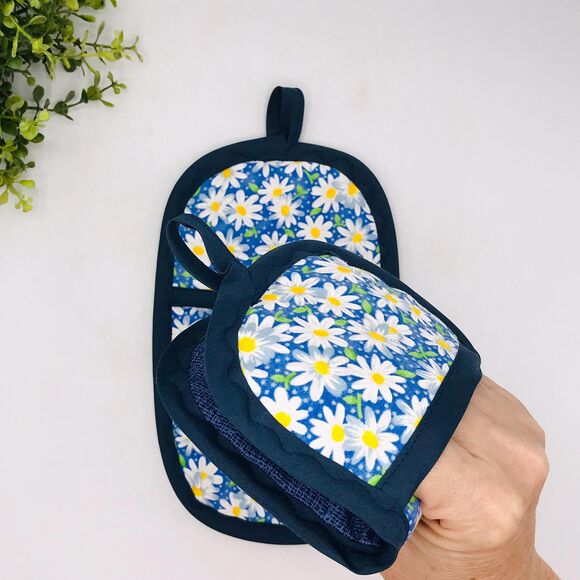 Set of 2 Finger Hotpads, Blue Daisy Print, 2 Piece Baking Set - Picture 3 of 5